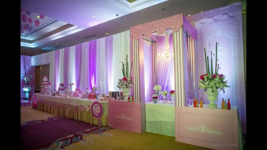 一个蛋糕店老板的婚礼甜品区