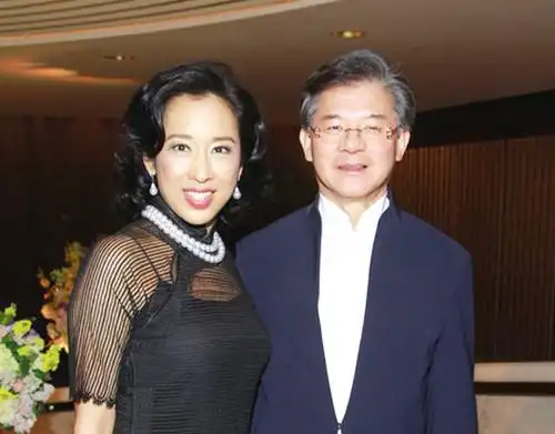 郭晶晶婆婆朱玲玲下午在香港中环逛街,期间未见其丈夫罗康瑞同行