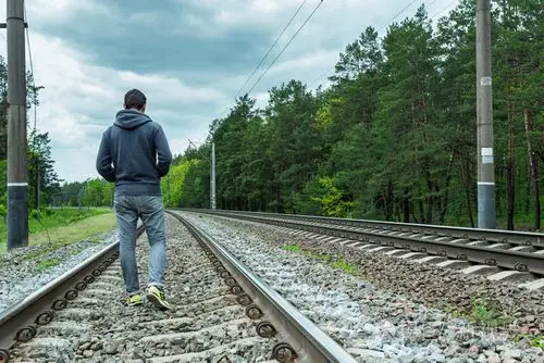 在轨道上行走的人