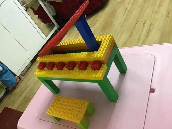 陪女儿玩积木《钢琴》