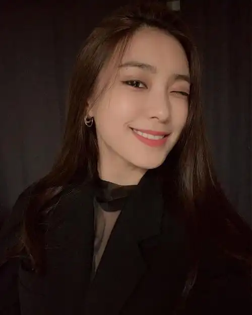 前sistar的尹宝拉公开笑容令人印象深刻的自拍 展示成熟的美貌