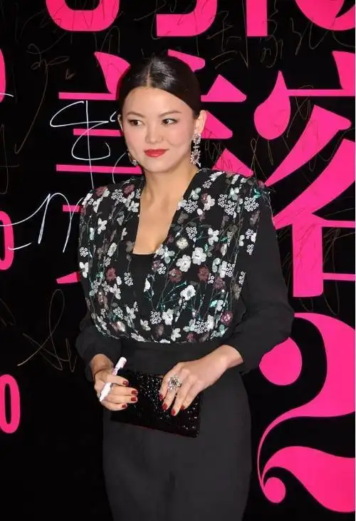 李湘真是微胖界的代表,虽然身材有点肉,但穿裹身的裙子也不油腻_腾讯