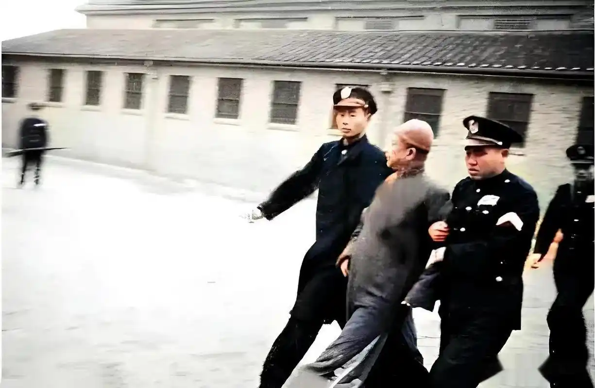 1947年在南京的老虎桥监狱里面拍摄的照片,照片中被