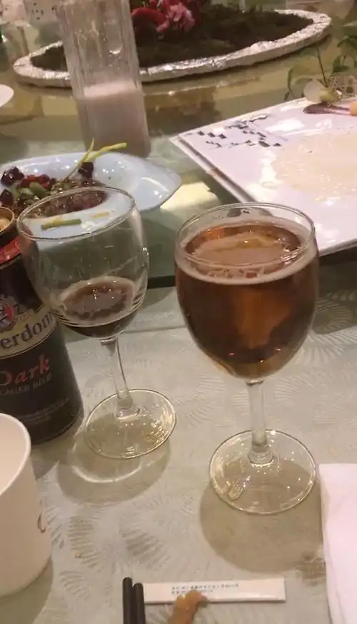 我喝酒,他喝可乐 这个生日宴会有很多朋友都没有叫,因为太多人了,要摆