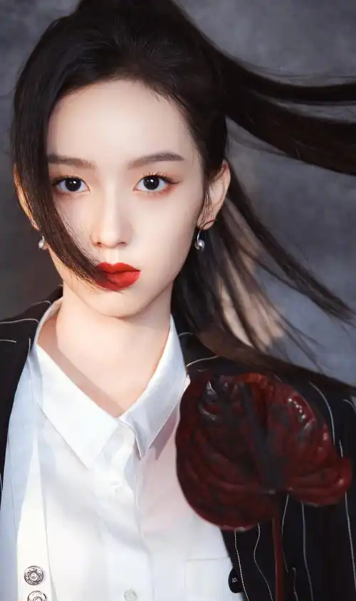 周也扎高马尾配红唇 利落西装展现女性美