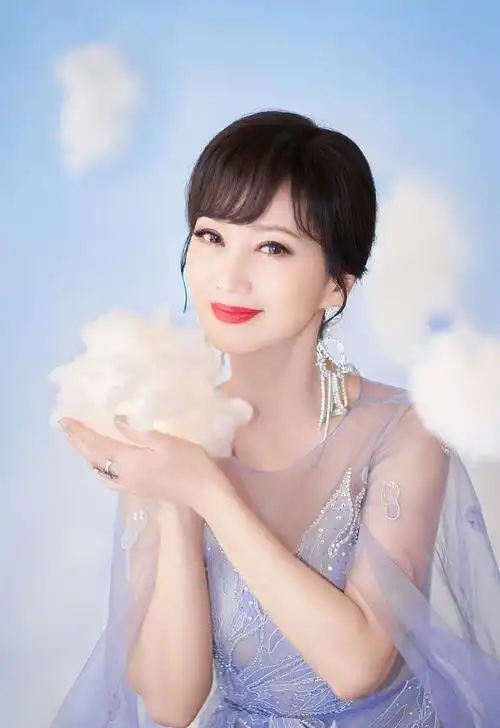 不老女神赵雅芝梦幻纱裙写真曝光手捧云朵似仙女下凡