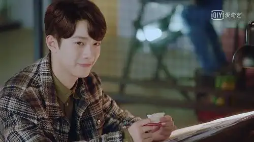 梁又年心想媳妇怎么这么可爱,现在好像牵牵她的小手呀 别急少年,机会