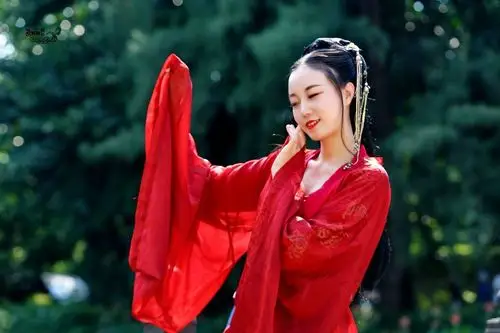 古装红衣美女龙虾