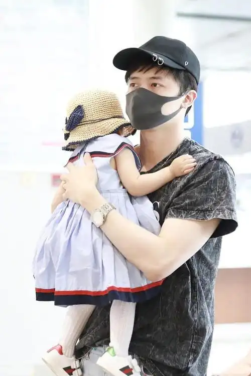 付辛博一家三口走机场,1岁小月亮戴渔夫帽很可爱,颖儿长腿吸睛