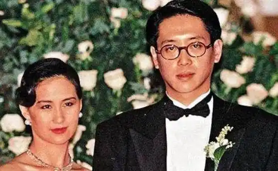 父亲在香港拥有多家银行和豪宅,总资产估值超过400亿.