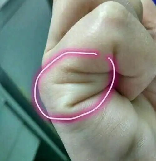 手相子女线是小指根部到感情线之间的线段.