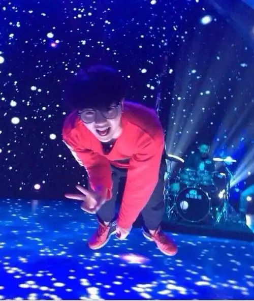 华晨宇亮相湖南卫视华人春晚彩排吊威亚