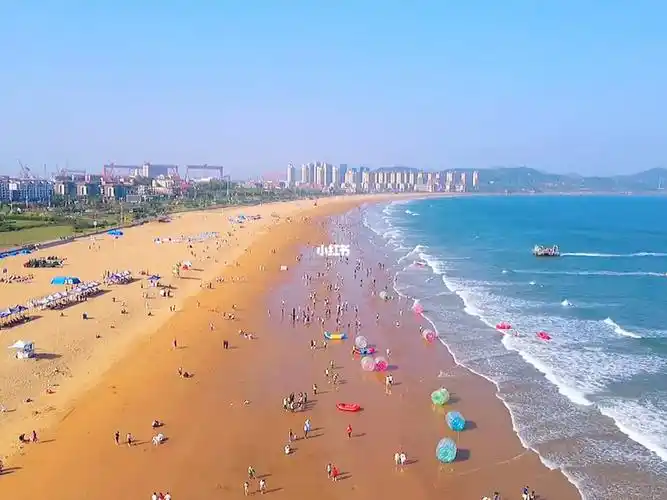 打卡青岛崂山风景区返岭前白沙滩和石老人海水浴场沙滩,这里的景色