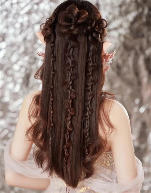 花朵半编发,气质感满满的发型,染棕色的发色非常有质感.