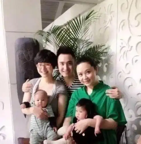 著名主持人吉雪萍,嫁富豪老公幸福美满,一女一儿凑成了一个好字