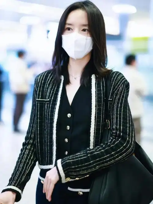 43岁董洁离婚11年后带儿子走机场,素颜气质一绝,顶顶帅气像爸