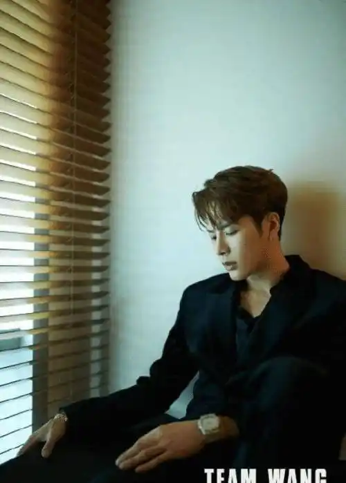 原创王嘉尔才582kg这是怎么做到的看完这身紫色西装就懂了