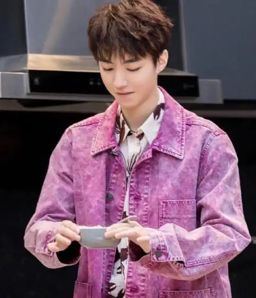 有种"整容"叫王俊凯,身穿粉色牛仔衣容颜俊美,看清坐姿众人笑了!