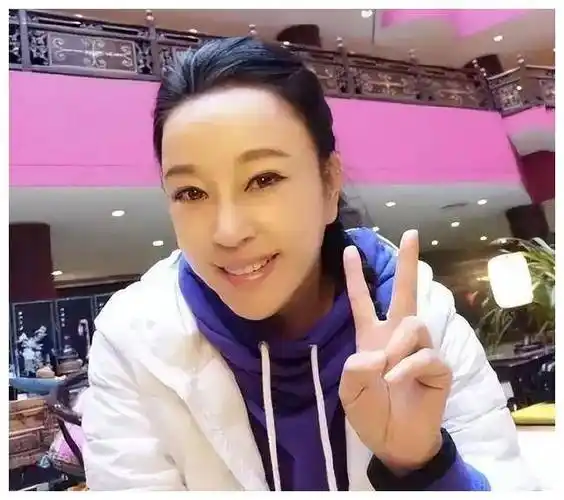 刘晓庆惊艳登场:素颜现大脑门,依旧漂亮如花,不服老!