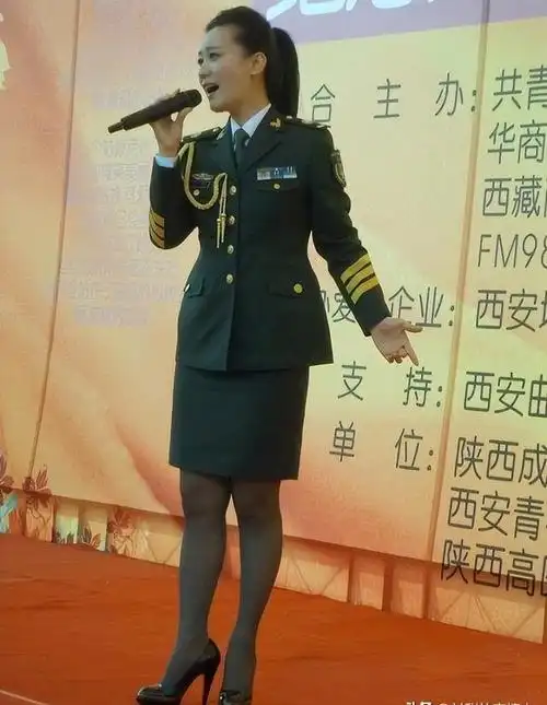 个子高挑的谭晶,中国军旅歌手第一美女