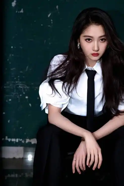 ▼金智媛的黑长直 白开水妆容,整体更清冷大方,所以被大家叫"老公姐".