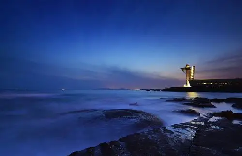 本片摄于青岛夜晚的海边