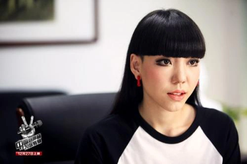 地铁照片吓哭小孩,各种霸屏的吴莫愁,为什么被人彻底遗忘了?