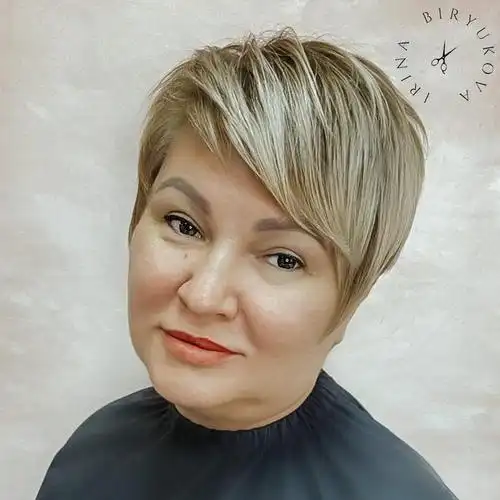 女士短碎发可以说是大家最常见的发型了,简单又有层次感.