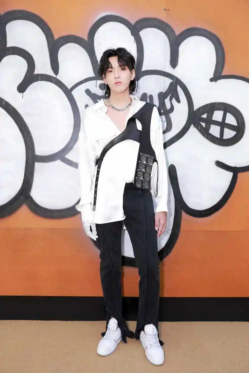 吴亦凡受邀巴黎时装周 向经典致敬 气质不凡彰显时尚态度