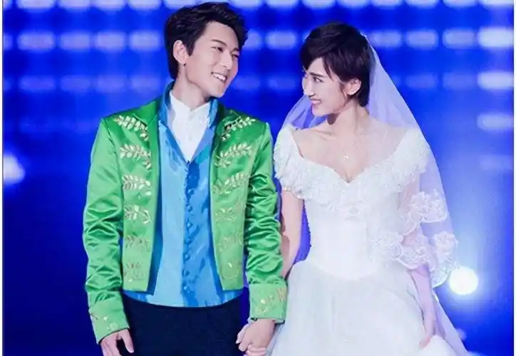 原创毛晓彤cos红皇后反差大甜美小女孩变身大反派完美驾驭造型