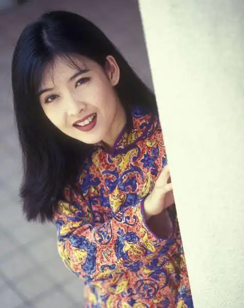 54岁周慧敏罕见露面现身小县城参加商演整体状态显老态