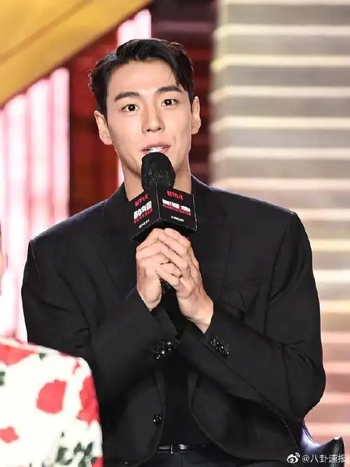 李玹雨也举铁了#早期参演过《隐秘而伟大》的李玹雨今日参加发布会生