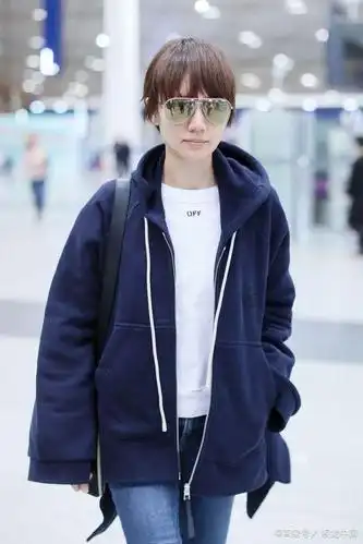 袁泉穿蓝色卫衣现身机场,搭配牛仔裤墨镜遮面,俏皮可爱
