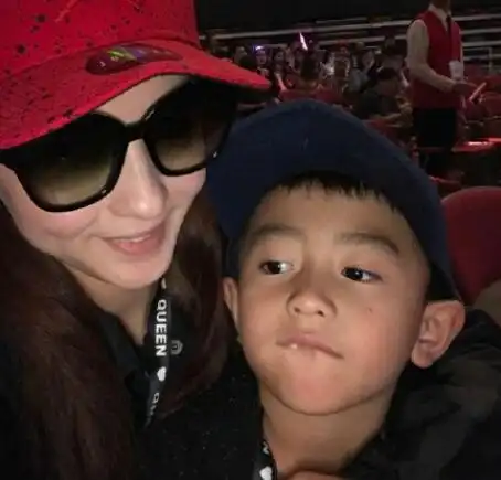 张柏芝带小儿子捧场邓紫棋演唱会