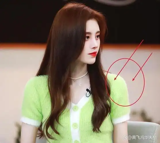 而除了女明星,男明星也会使用垫肩有些男明星脸小身子也小,装扮一些