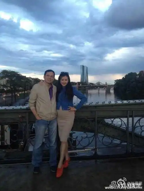 孙菲菲自曝当妈 发福挺大肚和老公秀恩爱