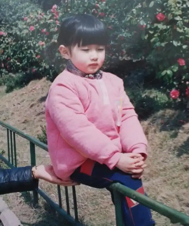 《三十而已》6位演员童年照:童瑶漂亮但眼睛小,杨玏打扮洋气_毛晓彤