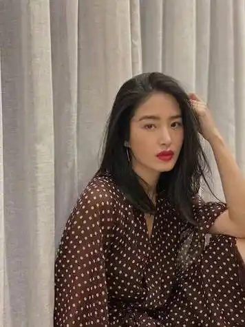 原创杨采钰五连自拍美照分享红唇比耶成焦点网友惊呼太美了