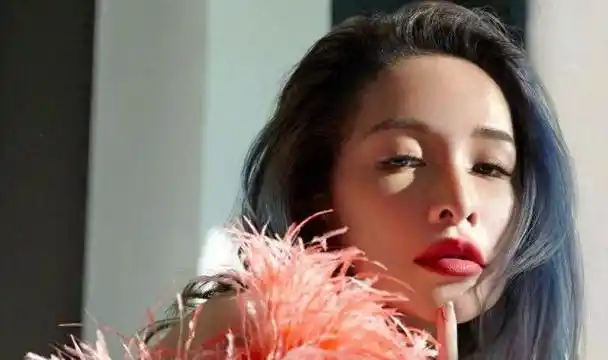 萧亚轩新mv遭"吐槽"?双眼皮贴尴尬,流泪后"原形毕露"!