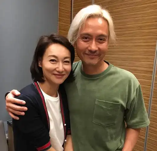 有一段时间内谢君豪出现在媒体上时都是一头的白发,面容沧桑,变化很大