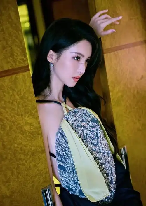 金晨最新写真大片释出大露背蓝色亮片长裙性感妩媚身材火辣