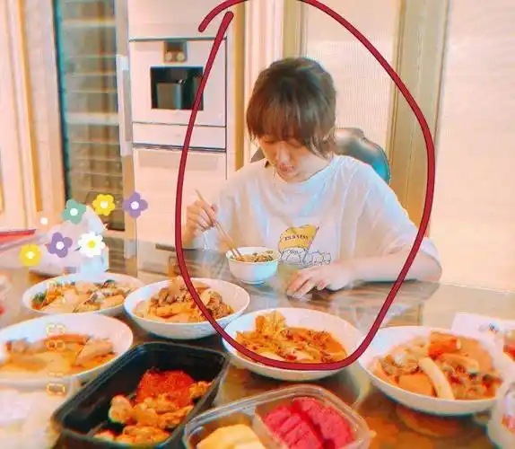 杨紫深夜晒火锅照片,自己吃饭量太大,亲自下厨却暴露了厨房卫生_网友