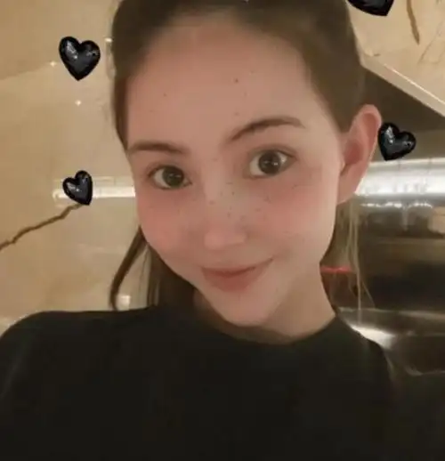 周杰伦爱妻昆凌再晒美照,素颜高马尾出境,手上戒指引人注意