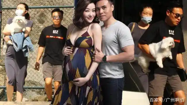 熊黛林挺着巨肚与老公带爱犬看病富二代郭可颂全程非常贴心伺候