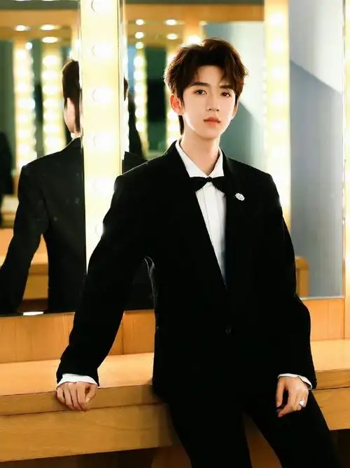 贺峻霖主持微博电影之夜##微博电影之夜红毯##贺峻霖再次主持电影人