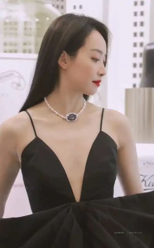 宋茜身穿v领裙现身活动领口大开快到肚脐被槽从不缝领口