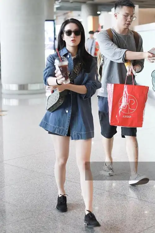 张雪迎穿牛仔外套配黑色短裤秀白皙美腿一路低头躲镜头表情高冷