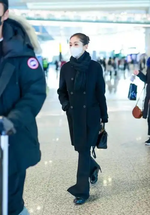 王子文甜蜜带男友走机场女白领打扮显气场伸头问男友太温馨