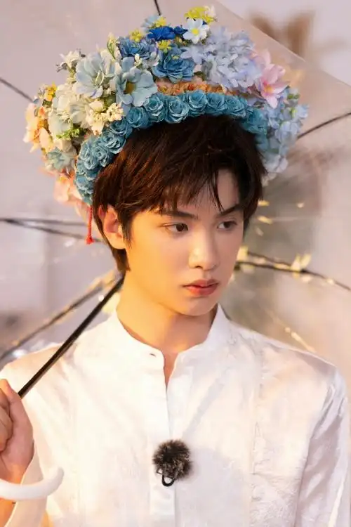 黄明昊终于簪花了##非遗簪花终于轮到黄明昊##黄明昊簪花图