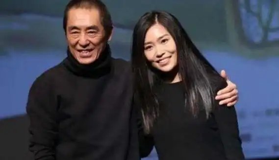 张艺谋女儿罕谈嫁外籍老公生活为家庭隐退6年孩子样貌成谜